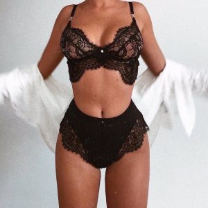 Quand les silences parlent plus fort que les mots Oumaima - rencontre-Milf-Courbevoie